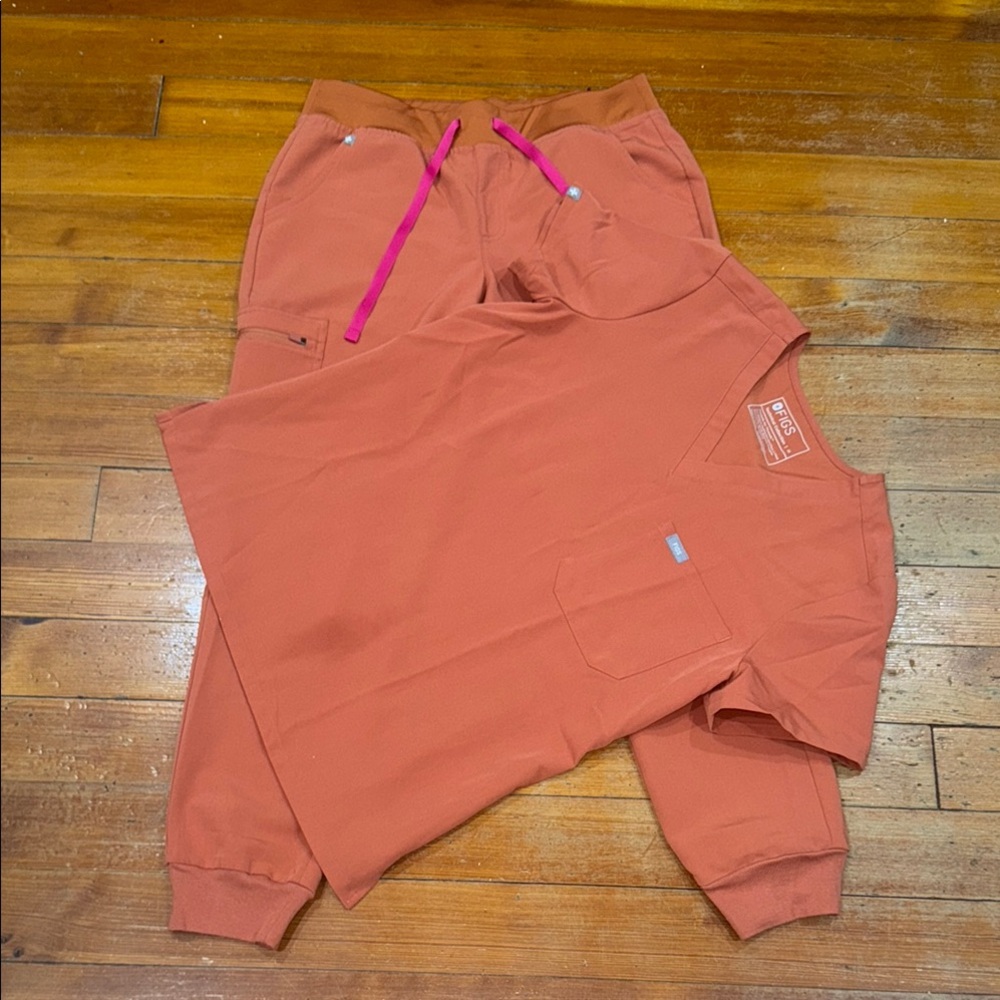 Figs copper Relaxed Fit Joggers Zamora and tuck in scrub top woman’s size medium